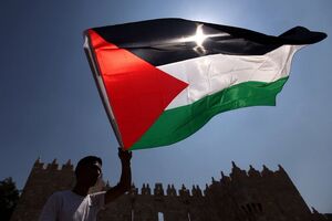 فیلم/ اهتزاز پرچم فلسطین بر روی کلیسای جامع میلان
