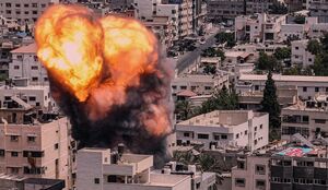 لحظه بمباران بازار شلوغ النصیرات در مرکز نوار غزه