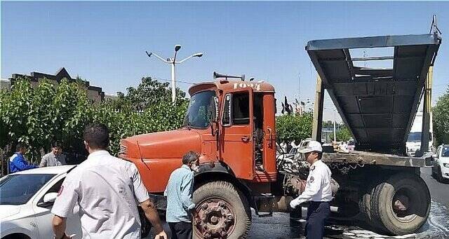 واژگون کامیون کشنده با ۸ خودروی سواری در غرب تهران