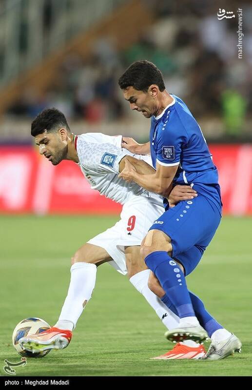 عکس / دیدار تیم های فوتبال ایران و ازبکستان 15