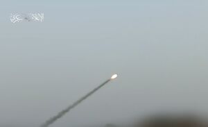 فیلم/ حملات راکتی القسام علیه مواضع دشمن در غزه
