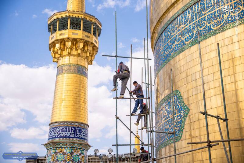 عکس / شستوشو و تنظیف گنبد رضوی در آستانه عید غدیر 2