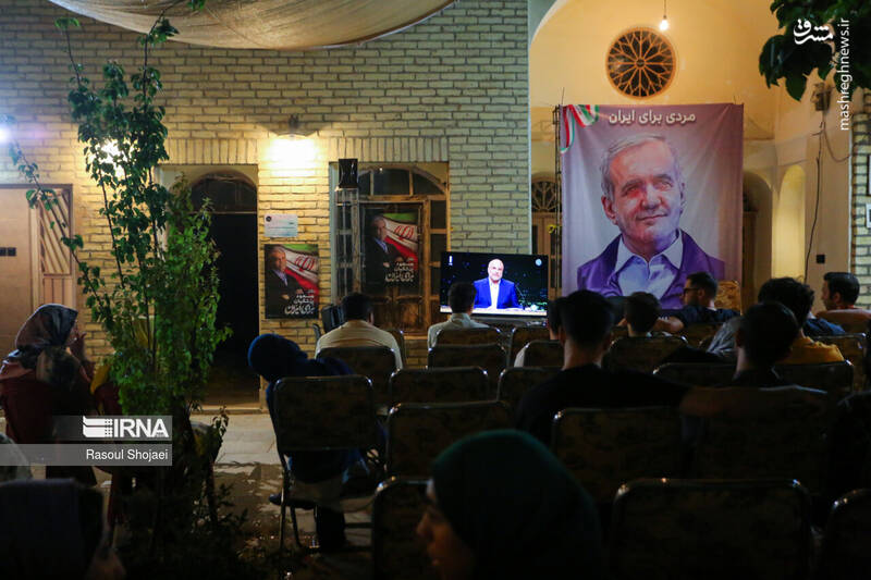 تماشای دومین مناظره چهاردهمین انتخابات ریاست جمهوری- اصفهان