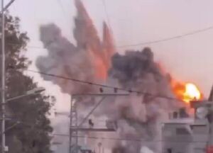 لحظه بمباران جنون‌آمیز شهر غزه توسط جنگنده‌های صهیونیستی