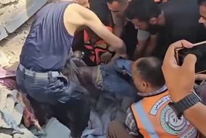 لحظه دردناک بیرون کشیدن کودک فلسطینی از زیر آوار(۱۵+)