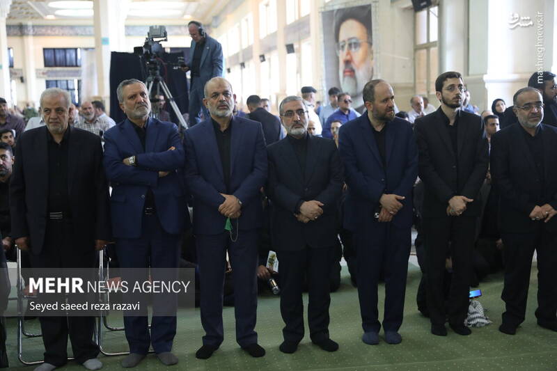 عکس / حضور چهره‌های سرشناس در مراسم چهلم شهدای خدمت در تهران 15