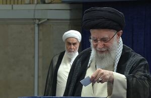 عکس / لحظه اخذ رای رهبر انقلاب در حسینیه امام (ره)