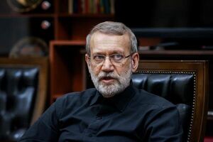 عکس / لاریجانی رای خود را درون صندوق انداخت