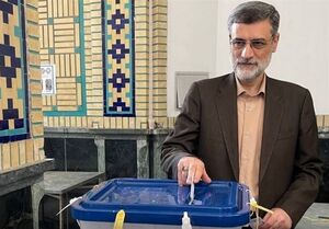 قاضی‌زاده‌هاشمی رأی خود را به صندوق انداخت + عکس