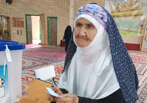 عکس/بانوی ۹۶ ساله پای صندوق رای حاضر شد