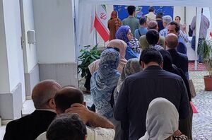 صف طولانی ایرانیان مقیم اتریش در محل اخذ رای در وین