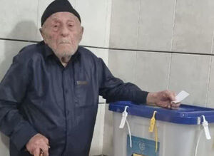 عکس/حضور پیرمرد ۱۱۵ ساله اصفهانی پای صندوق رای