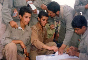 عکس/تصویری کمتر دیده شده از برگزاری انتخابات در جبهه‌های جنگ