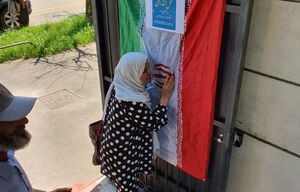 بوسیدن پرچم مقدس جمهوری اسلامی ایران توسط هموطن در میلان ایتالیا