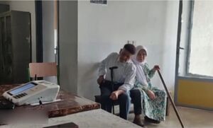 فیلم/ حضور زوج سالخورده روستای بداغ محله پای صندوق رای