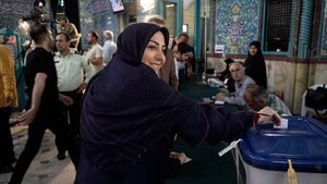 عکس / گوینده و مجری تلویزیون در حسینیه ارشاد رای داد