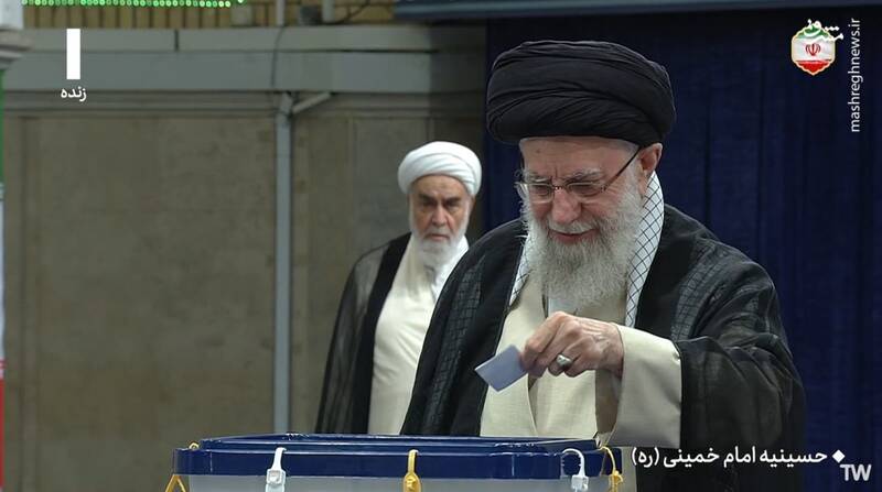 عکس / لحظه اخذ رای رهبر انقلاب در حسینیه امام (ره) 2