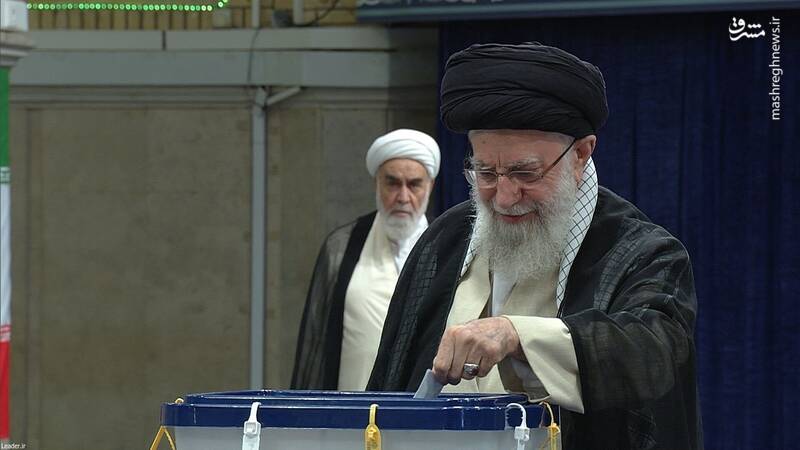 عکس / حضور رهبر انقلاب در انتخابات ریاست جمهوری چهاردهم 3