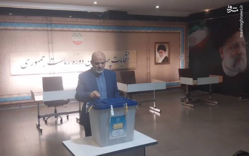عکس / حضور مقامات و چهرهها در پای صندوقها رای 25
