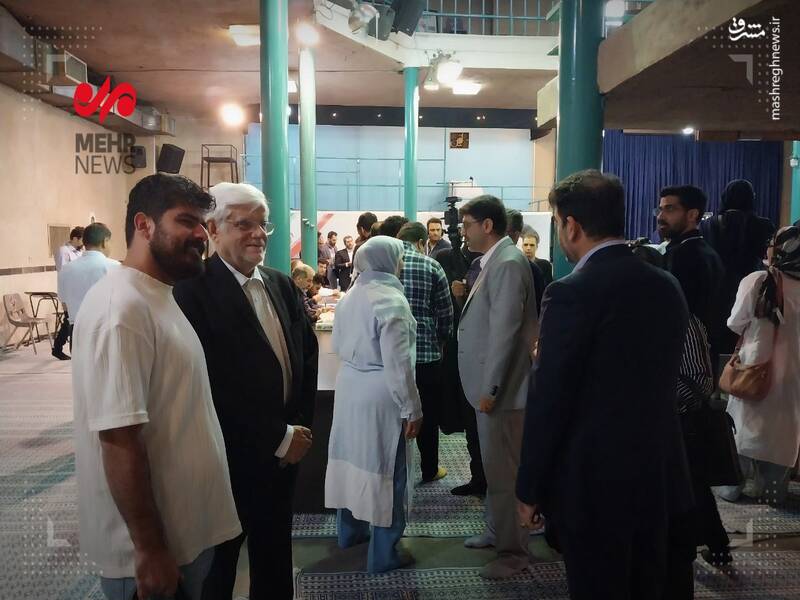 عکس / حضور مقامات و چهرهها در پای صندوقها رای 49