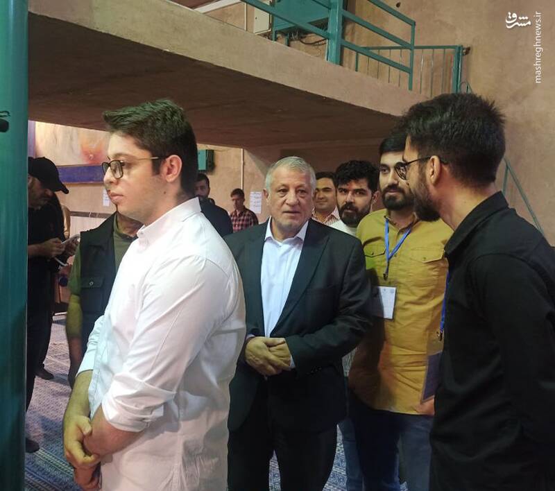عکس / حضور مقامات و چهرهها در پای صندوقها رای 55