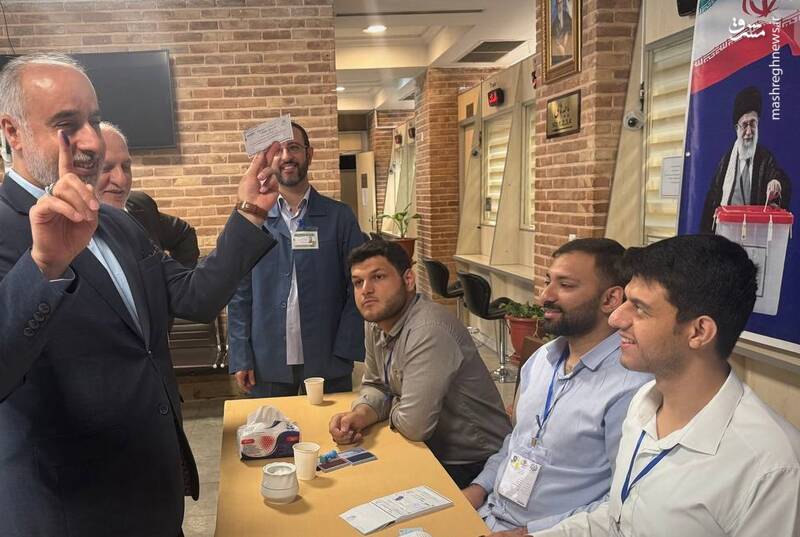 عکس / حضور مقامات و چهرهها در پای صندوقها رای 56
