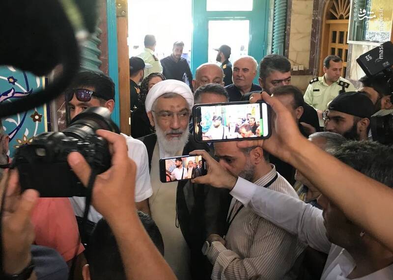 عکس / حضور مقامات و چهرهها در پای صندوقها رای 16