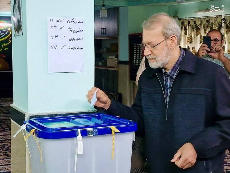 عکس / حضور مقامات و چهرهها در پای صندوقها رای 17