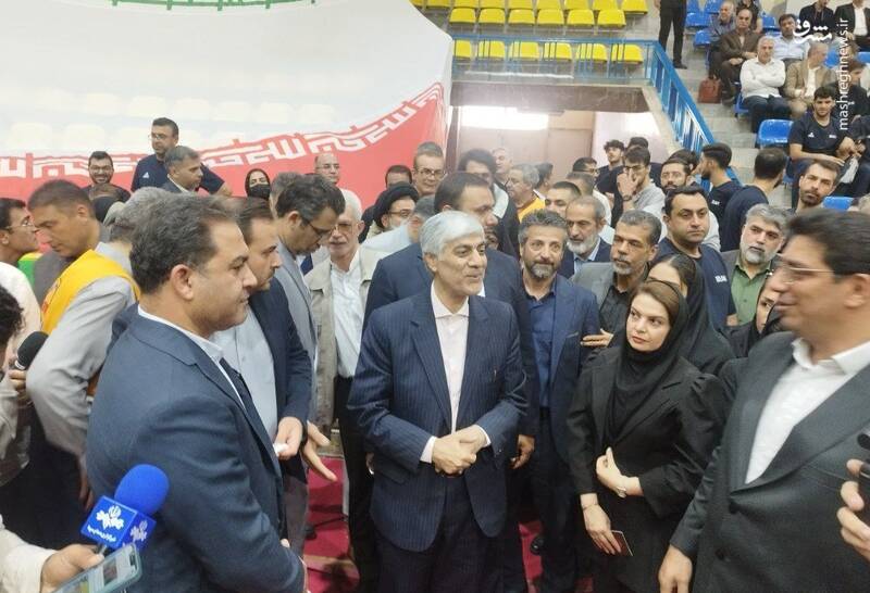 عکس / حضور مقامات و چهرهها در پای صندوقها رای 40