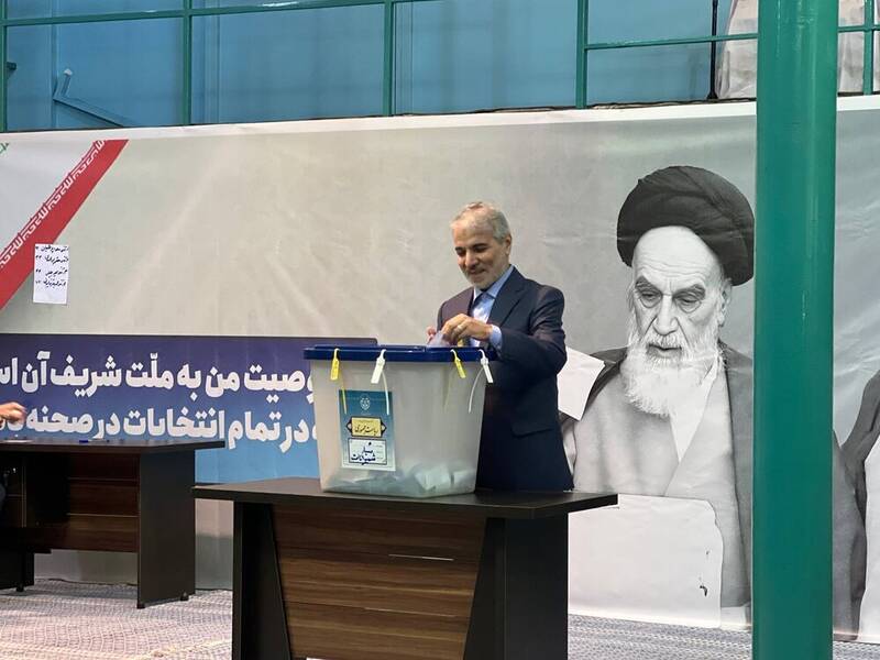 عکس / حضور مقامات و چهرهها در پای صندوقها رای 58