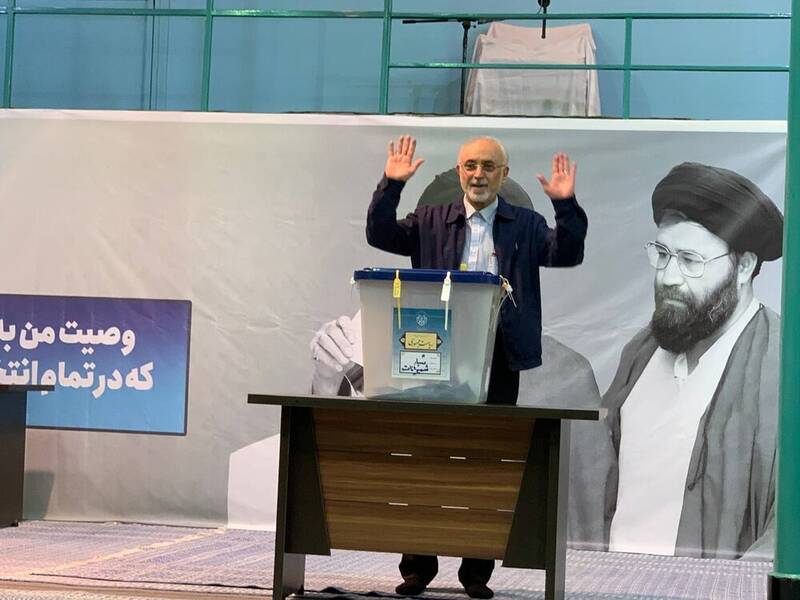 عکس / حضور مقامات و چهرهها در پای صندوقها رای 52