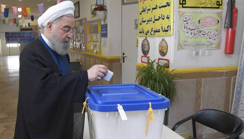 حسن روحانی رای خود را به صندوق انداخت+ عکس