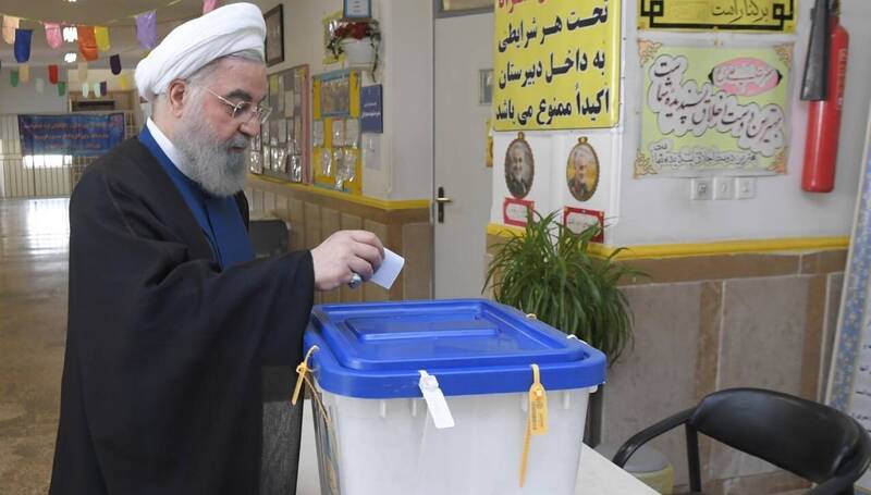 حسن روحانی رای خود را به صندوق انداخت + عکس 2