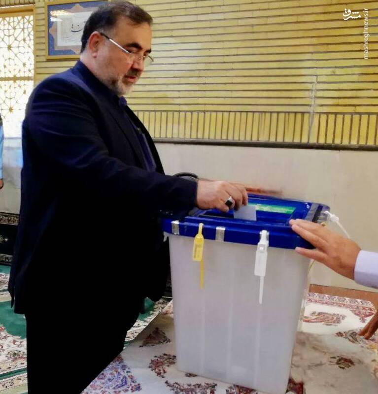 عکس / حضور مقامات و چهرهها در پای صندوقها رای 45