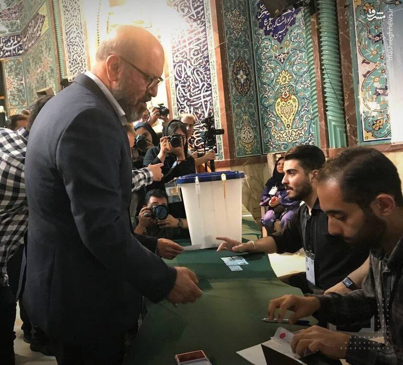 عکس / حضور مقامات و چهرهها در پای صندوقها رای 50