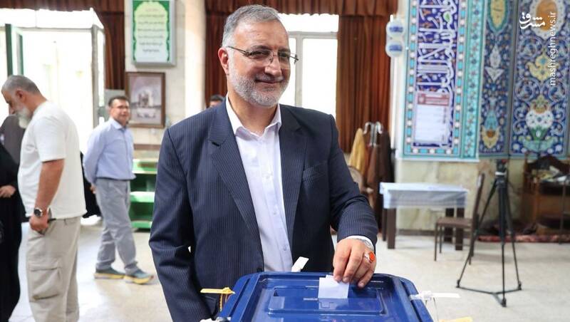 عکس / حضور مقامات و چهرهها در پای صندوقها رای 22