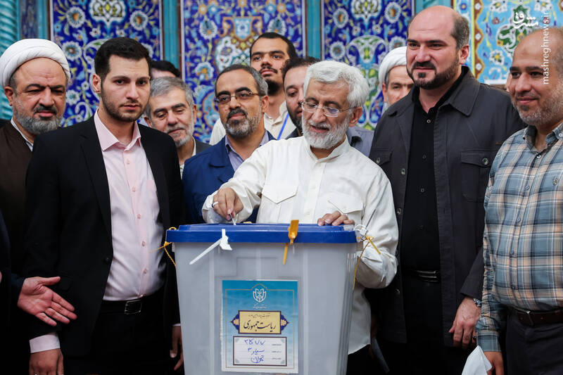 عکس / حضور مقامات و چهرهها در پای صندوقها رای 19