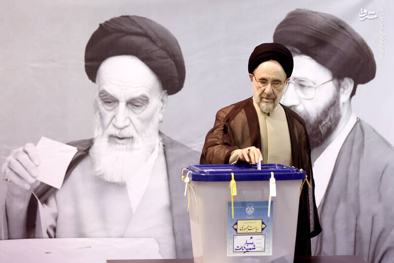 عکس / حضور مقامات و چهرهها در پای صندوقها رای 48