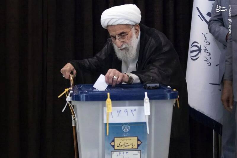 عکس / حضور مقامات و چهرهها در پای صندوقها رای 2