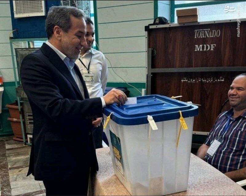 عکس / حضور مقامات و چهرهها در پای صندوقها رای 65