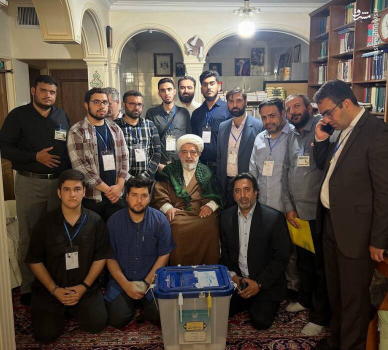 عکس / حضور مقامات و چهرهها در پای صندوقها رای 11