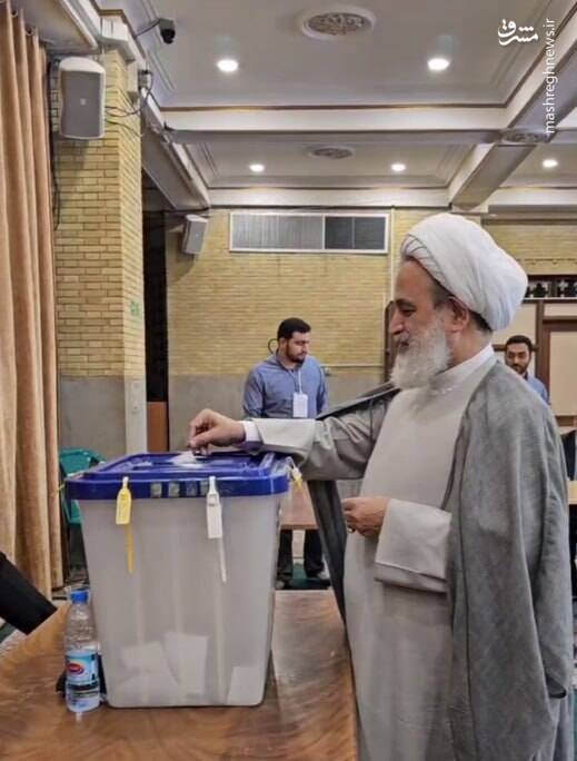 عکس / حضور مقامات و چهرهها در پای صندوقها رای 38