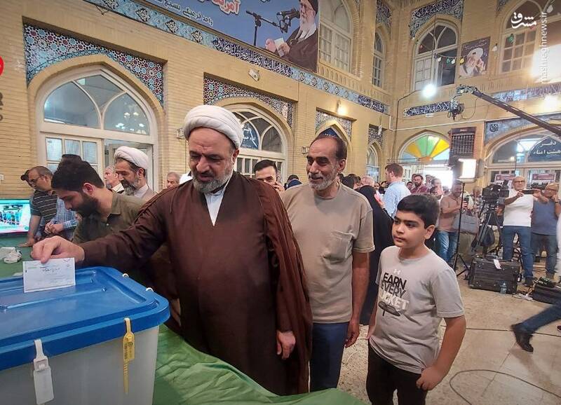عکس / حضور مقامات و چهرهها در پای صندوقها رای 53