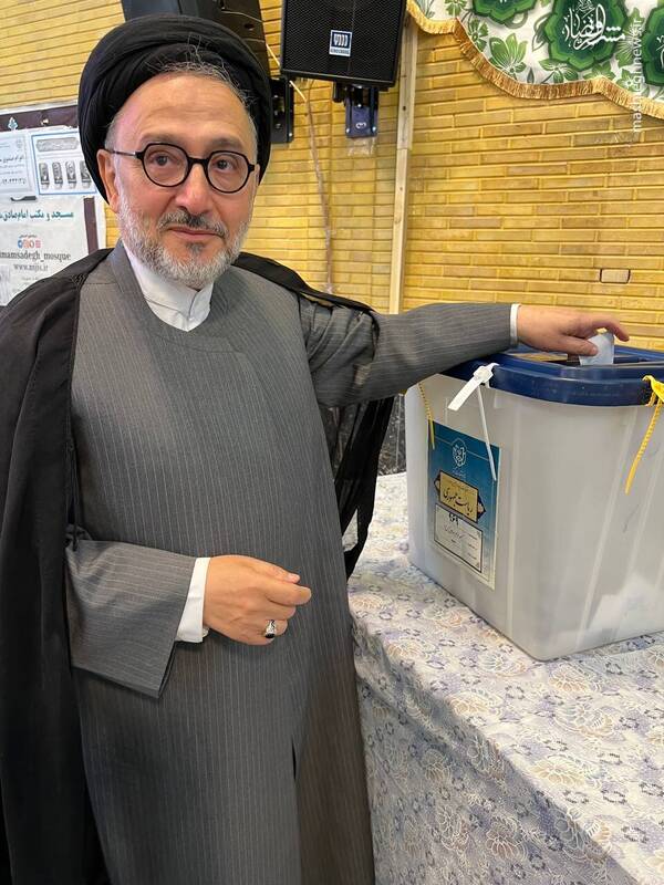عکس / حضور مقامات و چهرهها در پای صندوقها رای 61