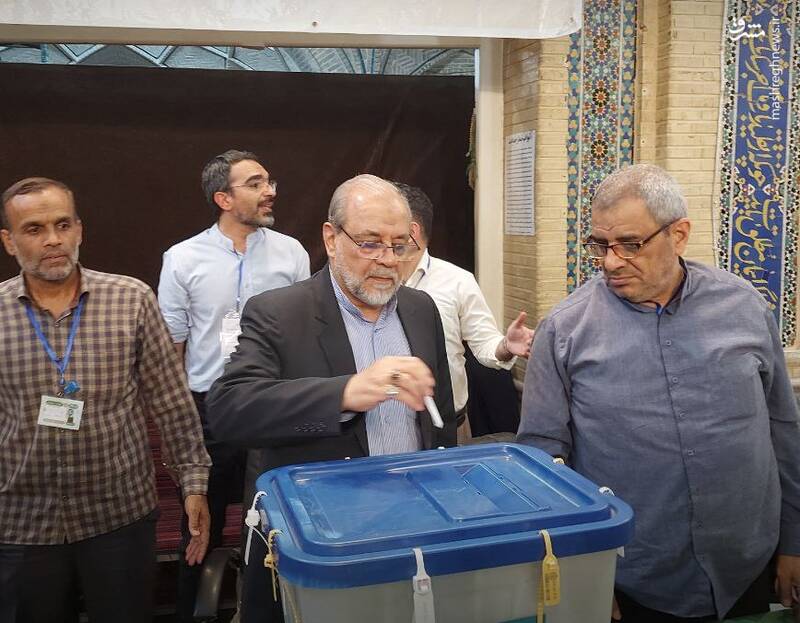 عکس / حضور مقامات و چهرهها در پای صندوقها رای 73