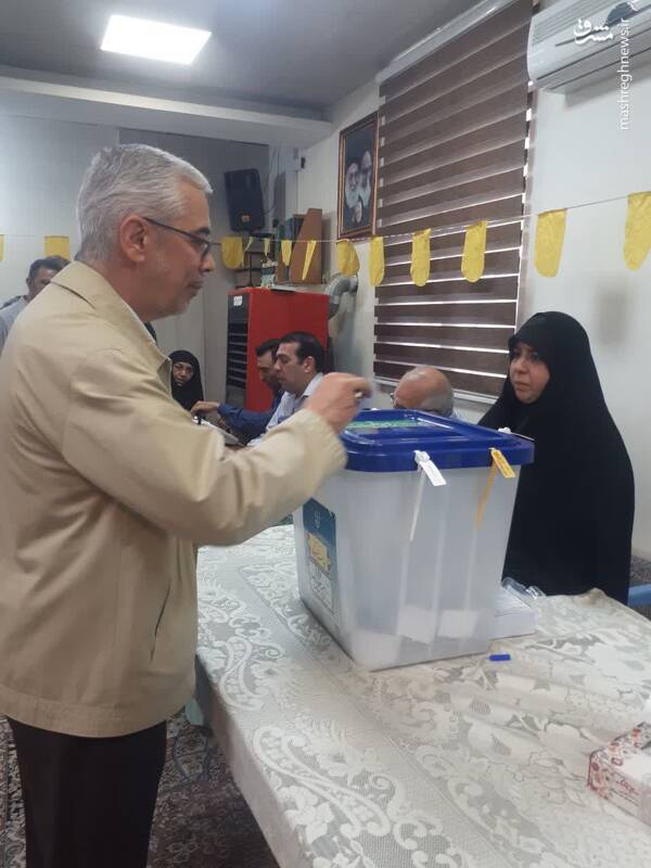 عکس / حضور مقامات و چهرهها در پای صندوقها رای 6