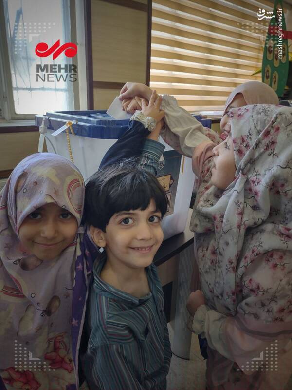 عکس / حضور دختران کم سن و سال پای صندوق رای 2
