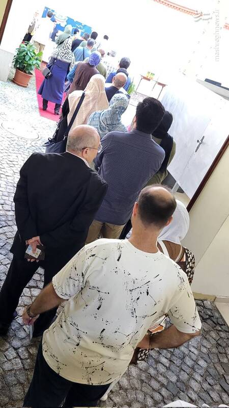 عکس / صف ایرانیان مقیم اتریش در محل اخذ رای در وین 3