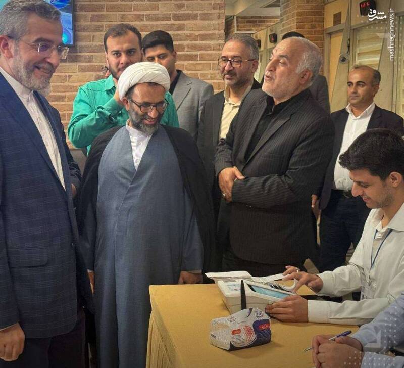 عکس / حضور مقامات و چهرهها در پای صندوقها رای 18