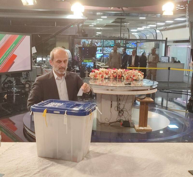 عکس / حضور مقامات و چهرهها در پای صندوقها رای 36